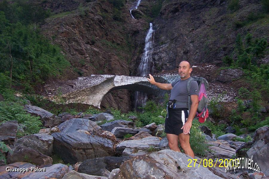 01 grande ponte di neve, sotto la cascata .jpg